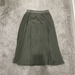 Military green skirt. Size S. NA-KD.